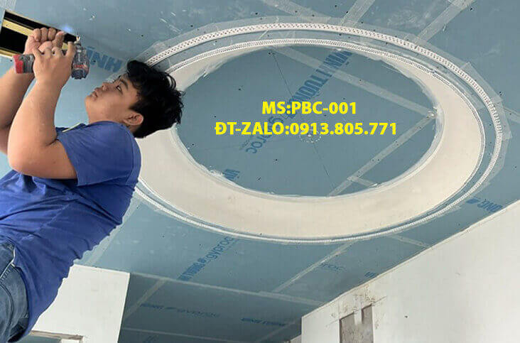 thi cong phao chi khung tranh pu thach cao PBC001